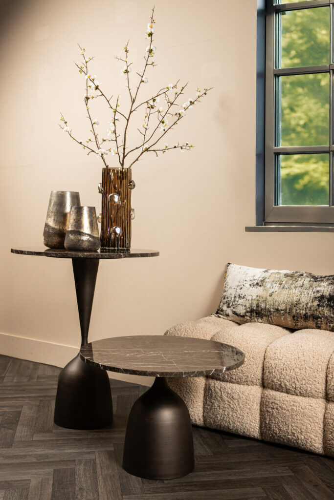 Warm interieur met meubels, verlichting en accessoires