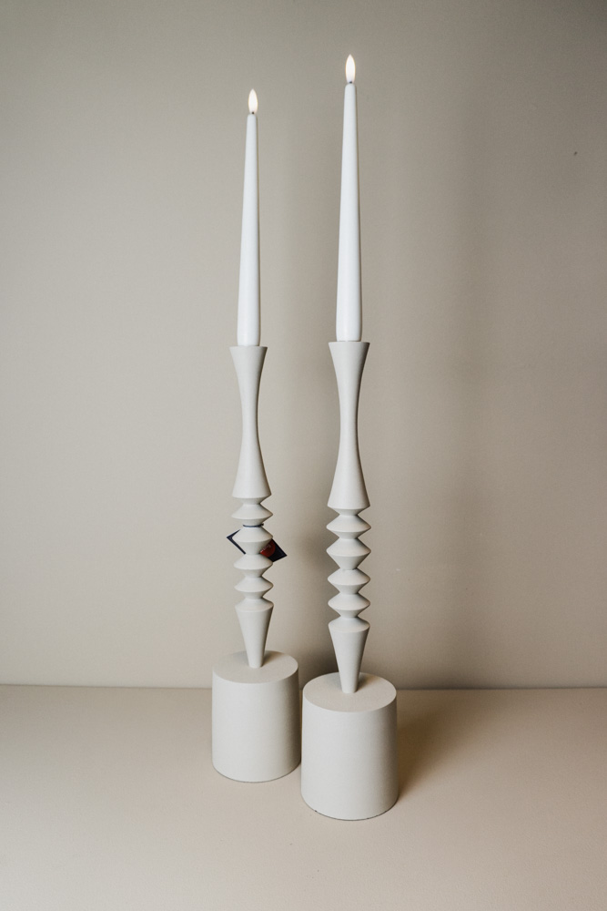 Set van 2 beige kandelaren
